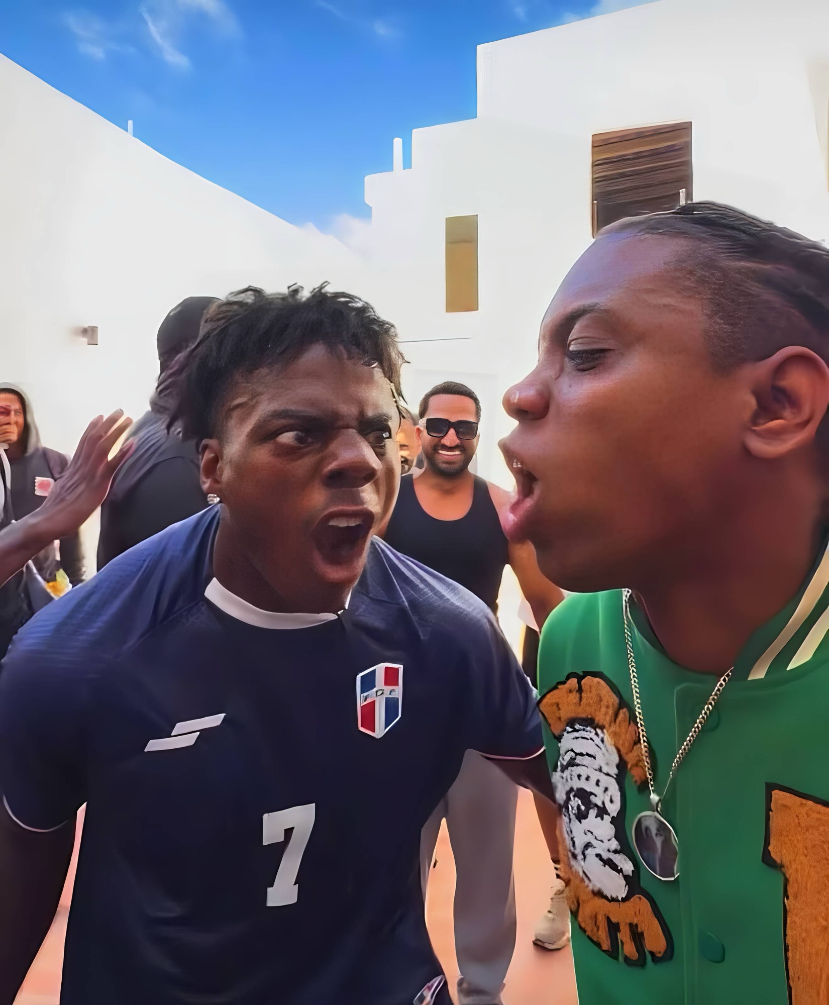 ¡Insólito momento viral! Speed protagoniza un “duelo de ladridos” con dominicano que imita a un perro a la perfección 1