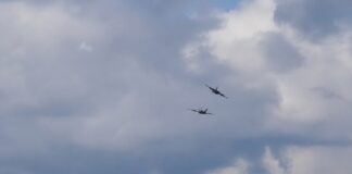 Dos aviones de la Marina de EE.UU. chocan en pleno show aéreo y explotan frente al público en Idaho
