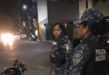 Video viral genera controversia tras presunto enfrentamiento entre una agente policial y una joven