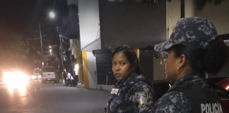 Video viral genera controversia tras presunto enfrentamiento entre una agente policial y una joven
