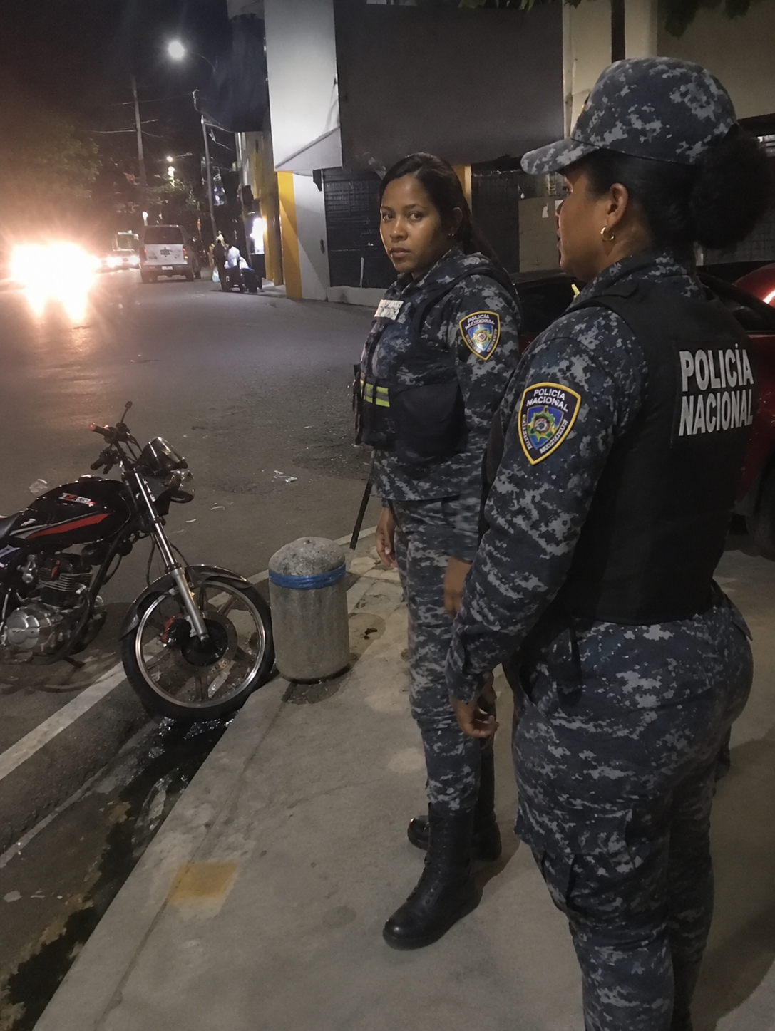 Video viral genera controversia tras presunto enfrentamiento entre una agente policial y una joven
