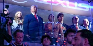 Abucheos y un inesperado momento viral marcan la visita de Trump a una noche de baloncesto en Manhattan