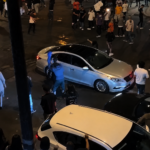 Mujer dispara contra una multitud tras altercado y termina chocando durante su huida