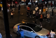 Mujer dispara contra una multitud tras altercado y termina chocando durante su huida