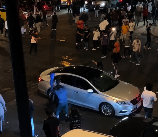 Mujer dispara contra una multitud tras altercado y termina chocando durante su huida