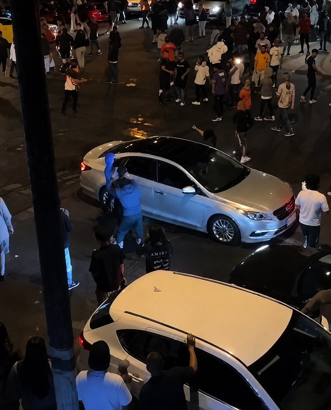 Mujer dispara contra una multitud tras altercado y termina chocando durante su huida