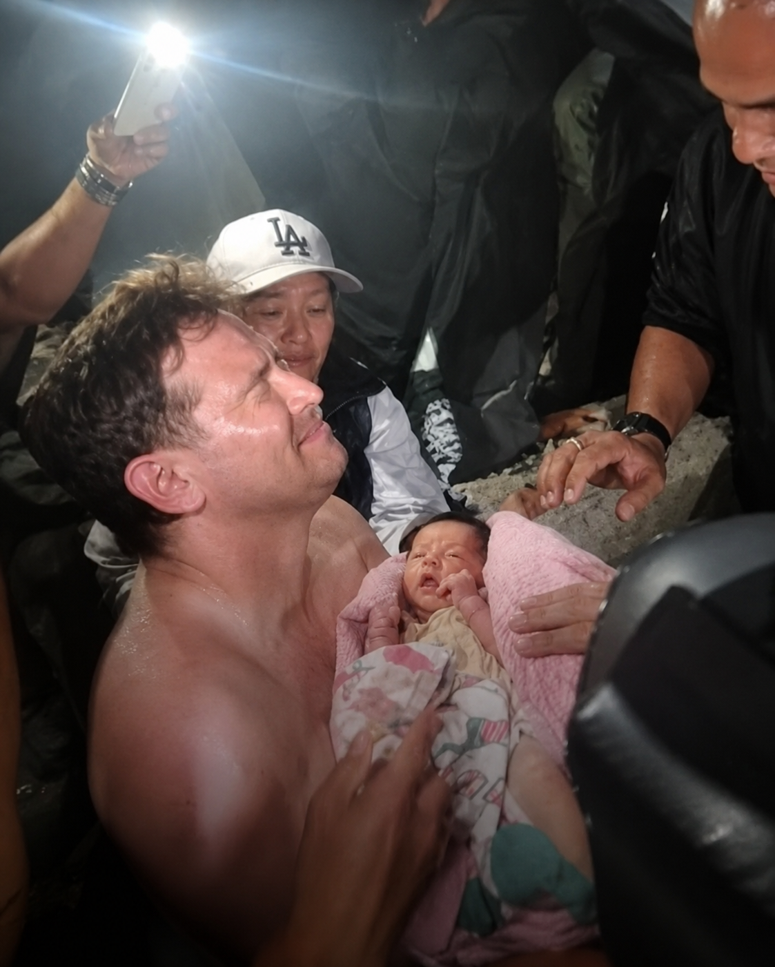 La conmovedora historia del bebé de 18 días y su madre que fueron rescatados de entre los escombros tras el doble terremoto en Venezuela