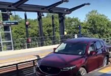 CONDUCTORA TERMINA CON SU AUTO SOBRE LAS VÍAS ELEVADAS DEL TREN LIGERO Y PROVOCA SUSPENSIÓN TOTAL DEL SERVICIO