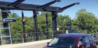 CONDUCTORA TERMINA CON SU AUTO SOBRE LAS VÍAS ELEVADAS DEL TREN LIGERO Y PROVOCA SUSPENSIÓN TOTAL DEL SERVICIO