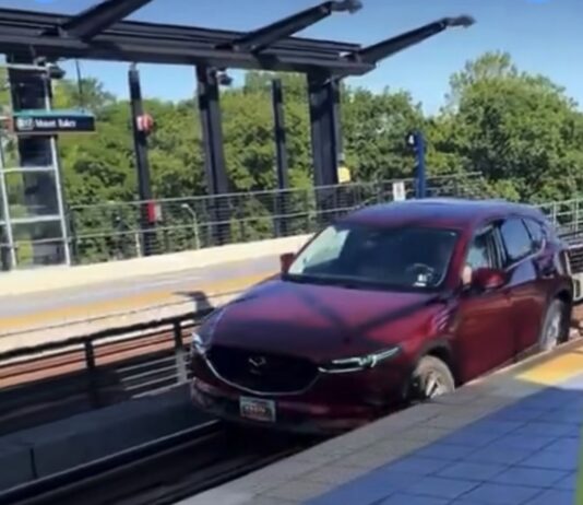 CONDUCTORA TERMINA CON SU AUTO SOBRE LAS VÍAS ELEVADAS DEL TREN LIGERO Y PROVOCA SUSPENSIÓN TOTAL DEL SERVICIO