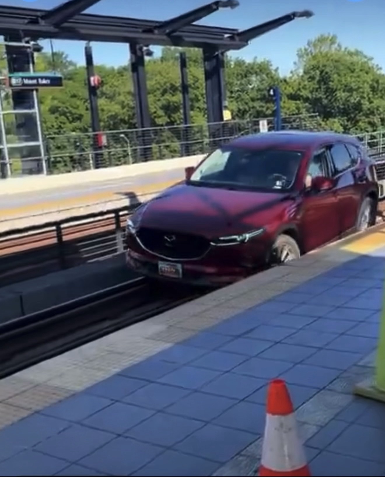 CONDUCTORA TERMINA CON SU AUTO SOBRE LAS VÍAS ELEVADAS DEL TREN LIGERO Y PROVOCA SUSPENSIÓN TOTAL DEL SERVICIO