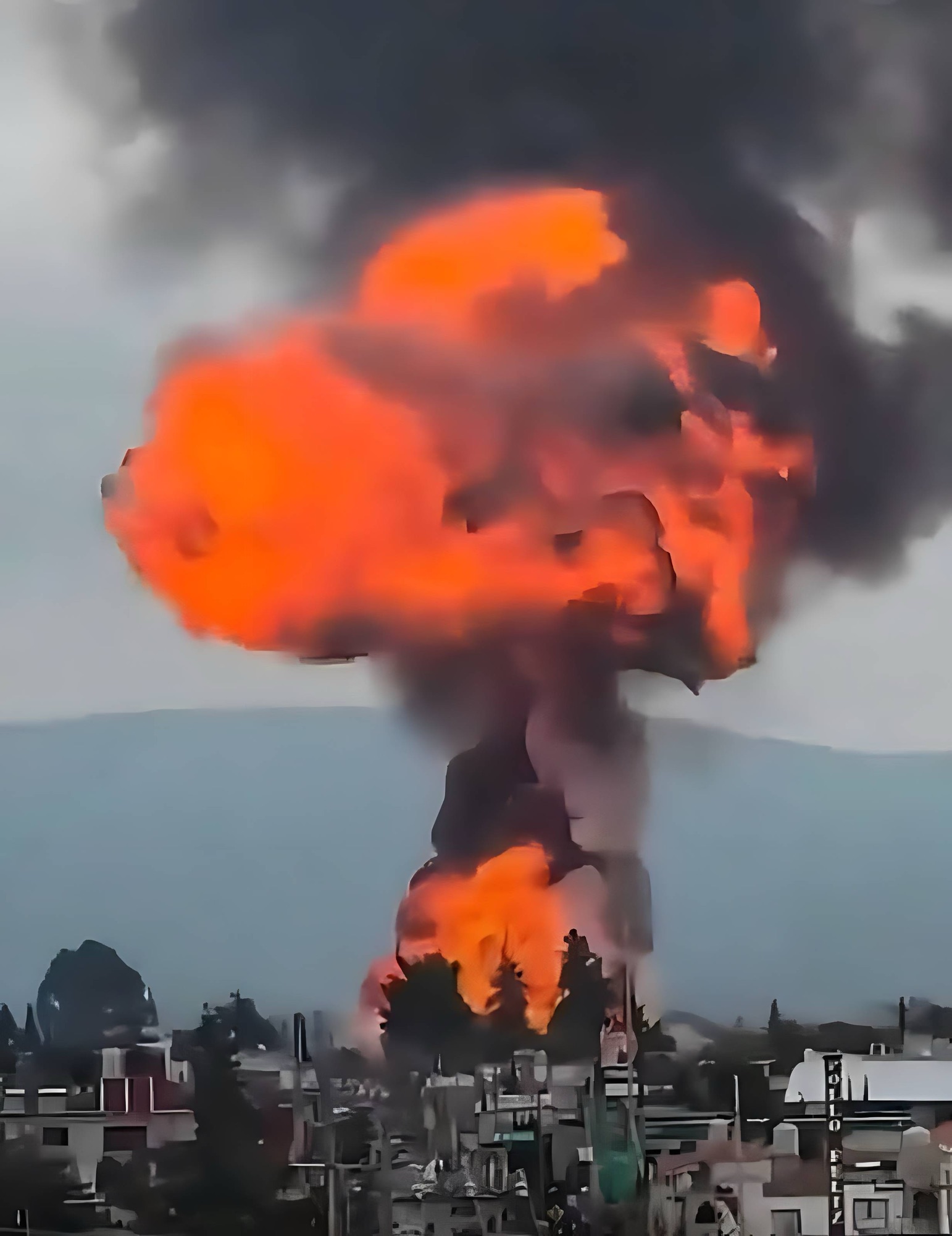 Explosión de almacén clandestino de gas en Puebla deja 3 heridos y obliga a evacuar a casi 2,000 personas