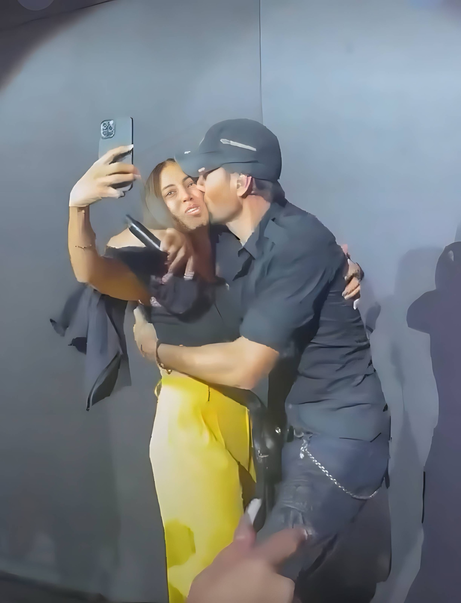 Una fan no pierde la oportunidad y besa a Enrique Iglesias en pleno escenario; el momento se vuelve viral