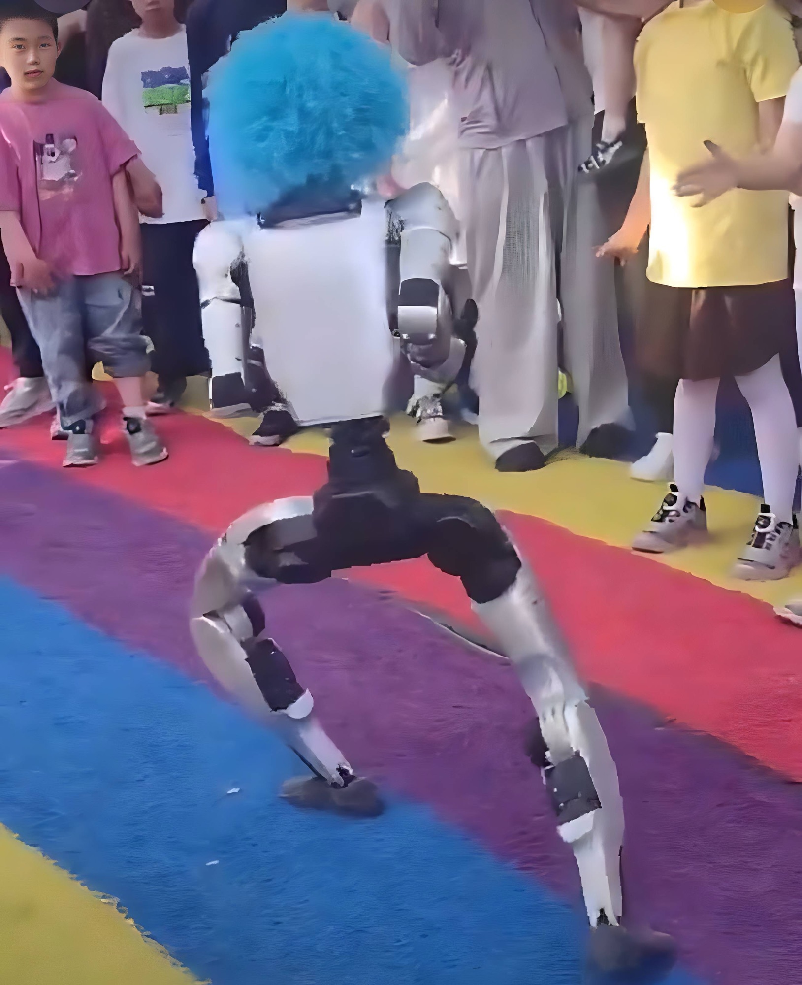 Robot patea a un niño durante espectáculo turístico en China y el video se vuelve viral