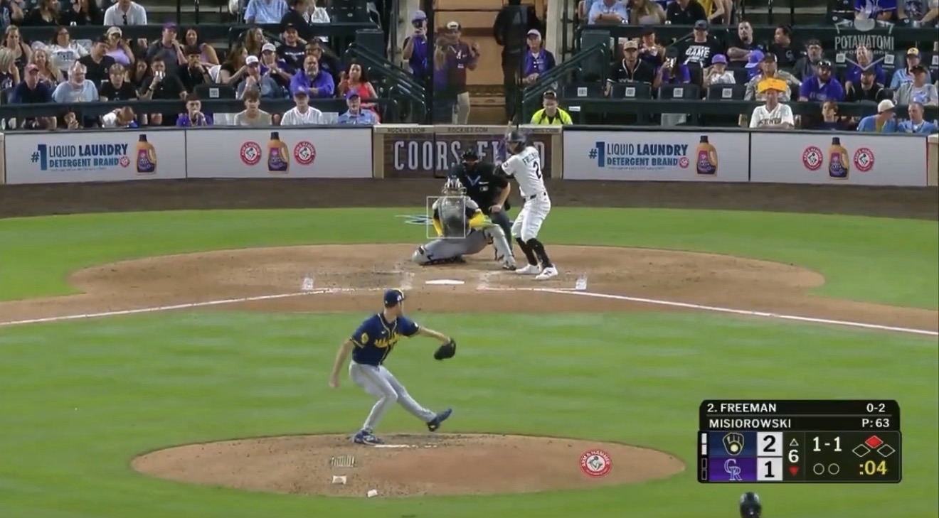 PELOTERO DE LOS ROCKIES RECIBE PELOTAZO DE 98 MPH DIRECTO EN LA CABEZA Y EL ESTADIO QUEDA EN SILENCIO
