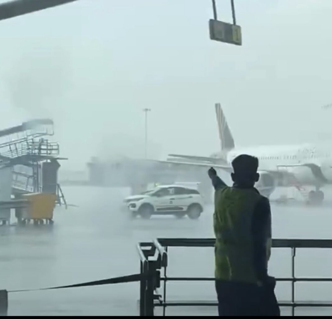 IMPACTANTE : Personal aeroportuario evita accidente en plena tormenta en el Aeropuerto de Delhi IMPACTANTE : Personal aeroportuario evita accidente en plena tormenta en el Aeropuerto de Delhi
