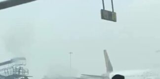 IMPACTANTE : Personal aeroportuario evita accidente en plena tormenta en el Aeropuerto de Delhi