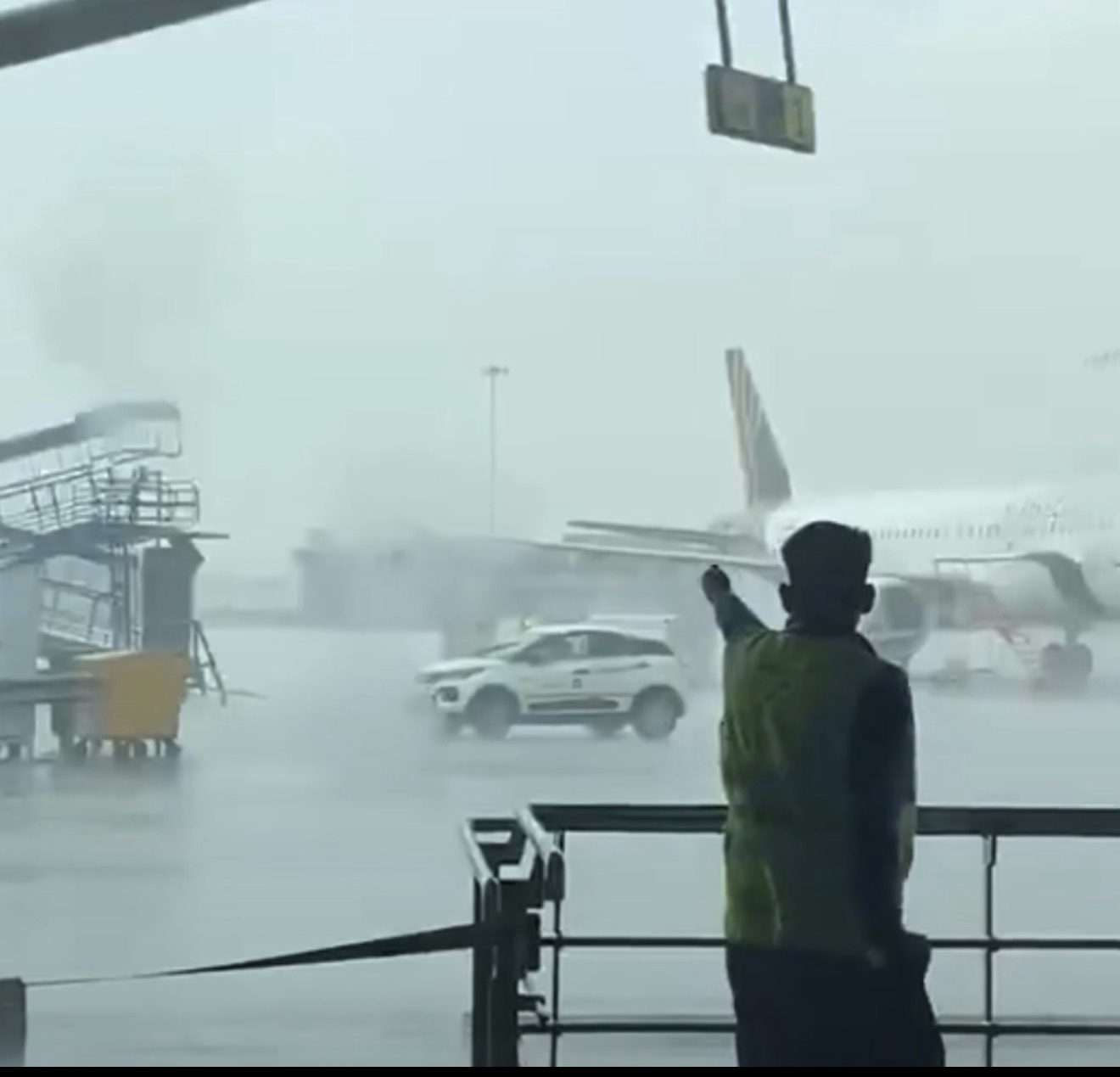 IMPACTANTE : Personal aeroportuario evita accidente en plena tormenta en el Aeropuerto de Delhi