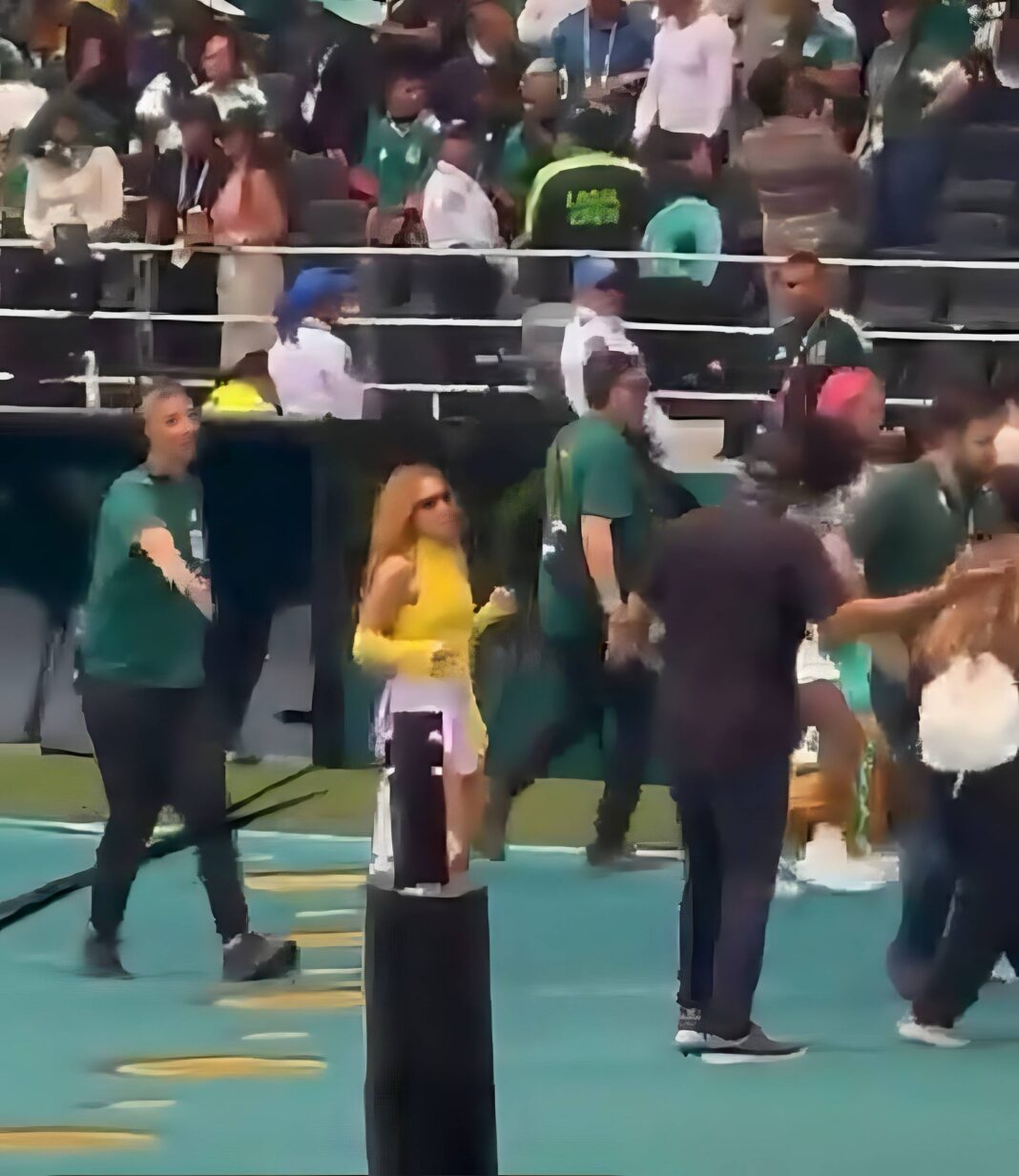 Shakira no quería despedirse del Mundial 2026 y sorprendió bailando merengue en el Estadio Azteca Shakira no quería despedirse del Mundial 2026 y sorprendió bailando merengue en el Estadio Azteca