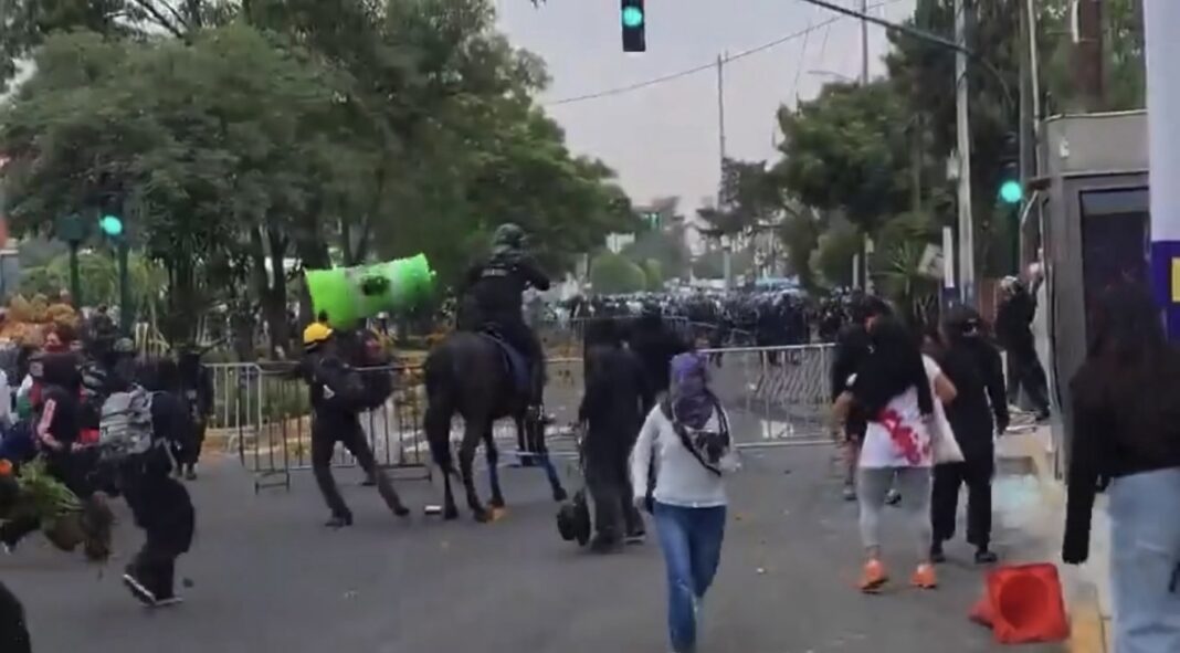 Tensión en las inmediaciones del Estadio Ciudad de México: enfrentamientos entre manifestantes y fuerzas de seguridad durante operativo del Mundial 2026 Tensión en las inmediaciones del Estadio Ciudad de México: enfrentamientos entre manifestantes y fuerzas de seguridad durante operativo del Mundial 2026