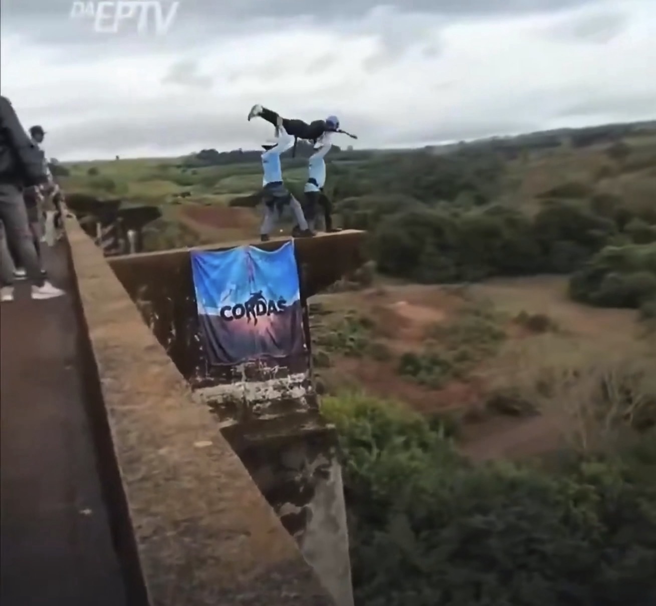 Joven de 21 años muere tras ser lanzada sin cuerda de seguridad desde un puente en Brasil; video del accidente conmociona al país