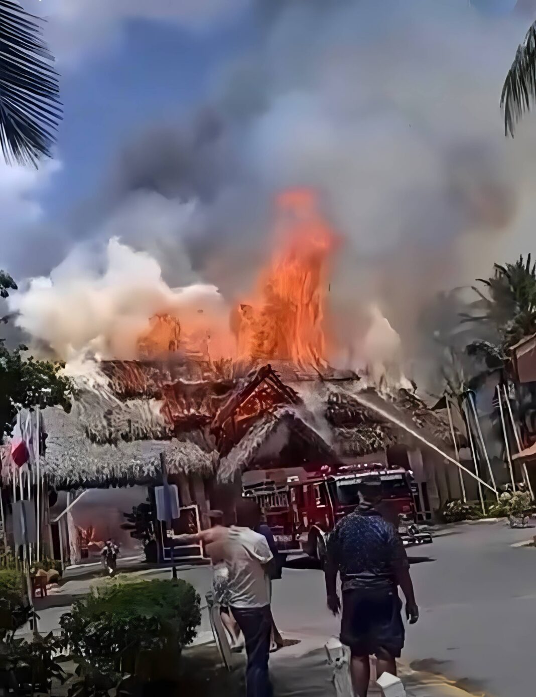 Incendio de gran magnitud afecta hotel en Bayahíbe; autoridades investigan las causas Incendio de gran magnitud afecta hotel en Bayahíbe; autoridades investigan las causas