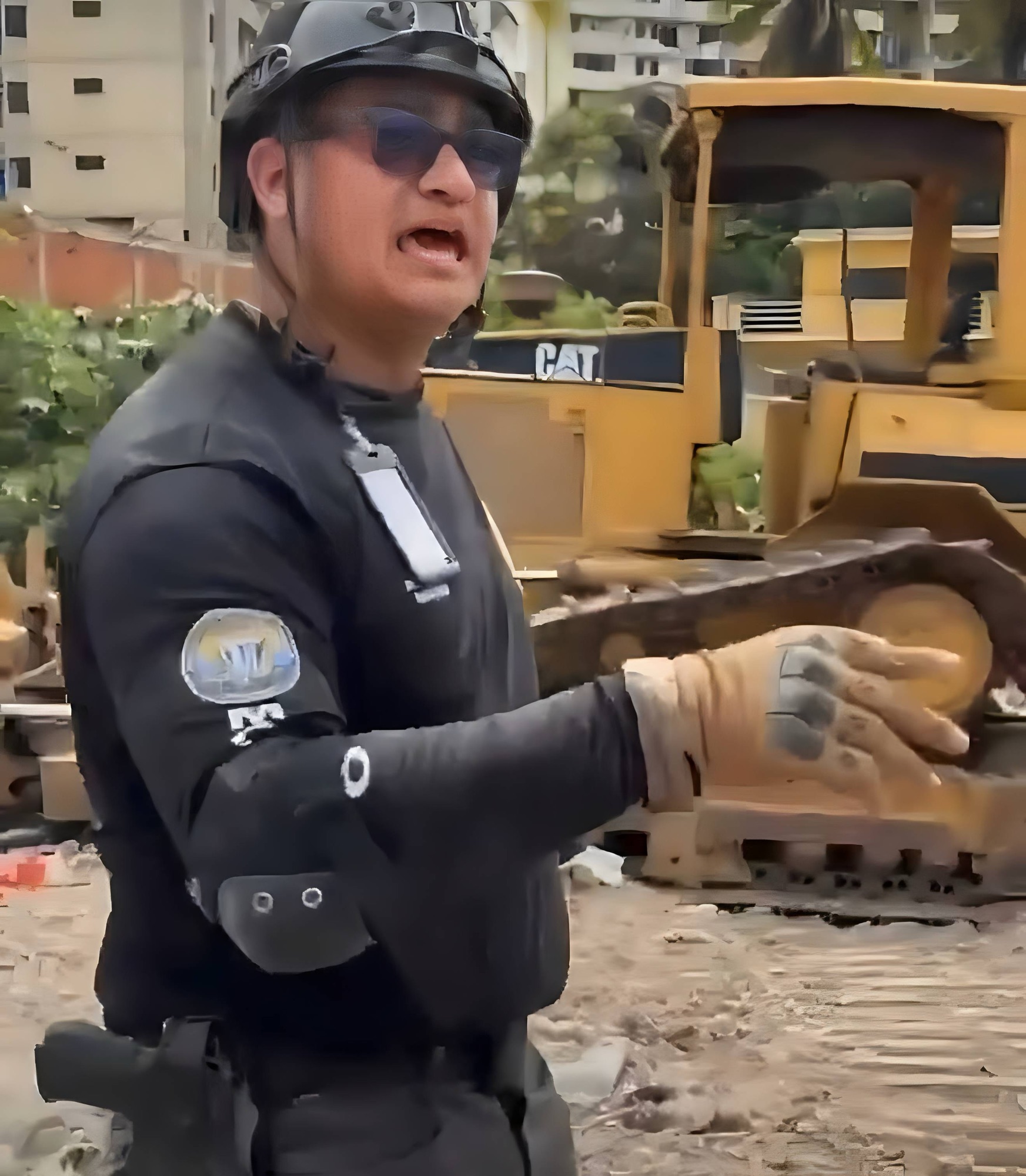 Video viral genera polémica: señalan a presunto funcionario por recoger dinero entre escombros tras sismos en Venezuela 1 img 5706