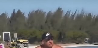 Hombre saca un arma cargada y apunta a otra persona tras una discusión en la playa