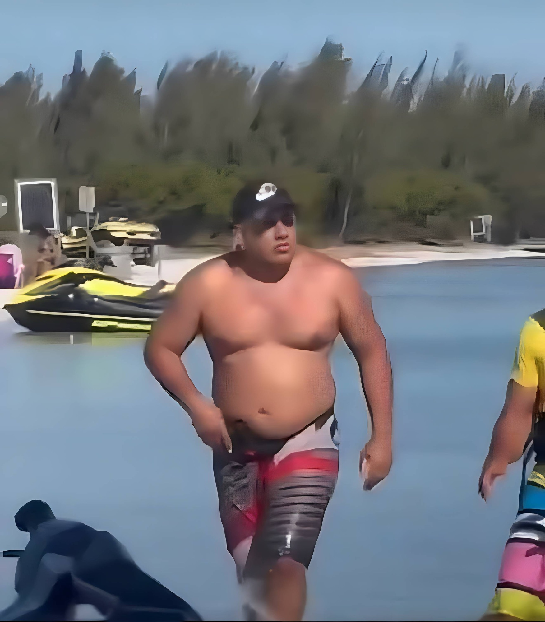 Hombre saca un arma cargada y apunta a otra persona tras una discusión en la playa