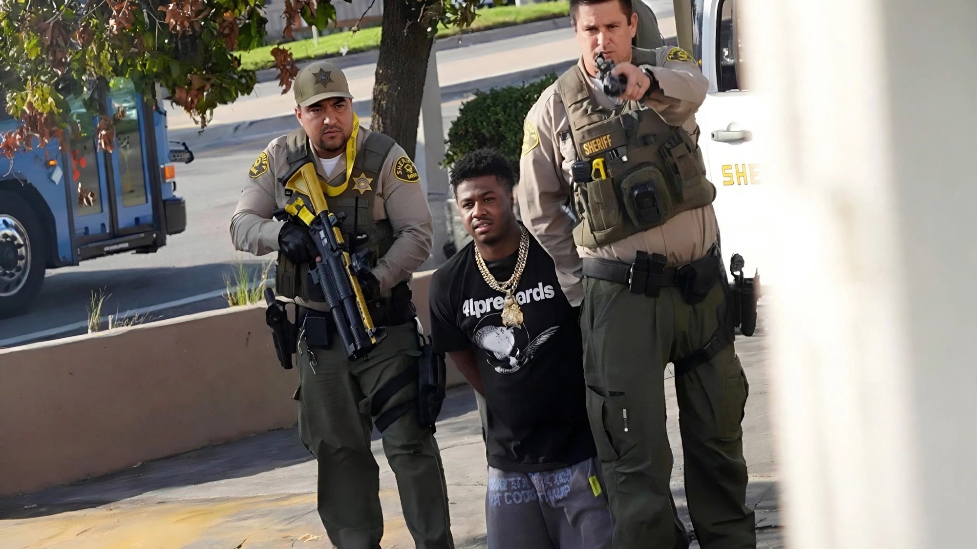 ÚLTIMA HORA: Blueface es esposado y detenido en vivo tras un llamado falso de SWAT a su casa – Nevaeh y su familia evacuados