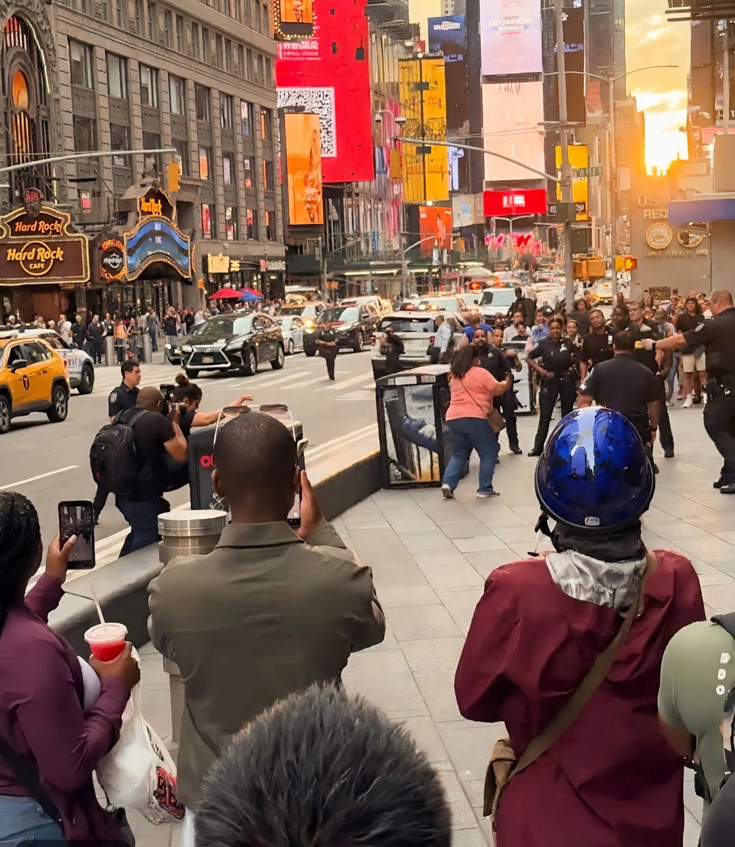 MUJER APUÑALA A DOS PERSONAS EN TIMES SQUARE Y ES ABATIDA A TIROS POR LA POLICÍA DE NUEVA YORK
