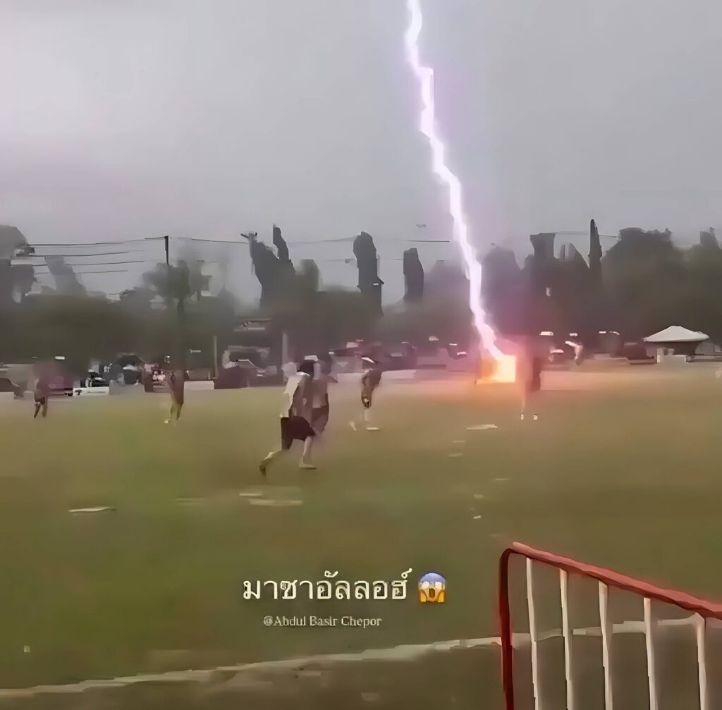 Un rayo cae durante un partido de fútbol en Tailandia: un jugador muere y otras 12 personas resultan heridas