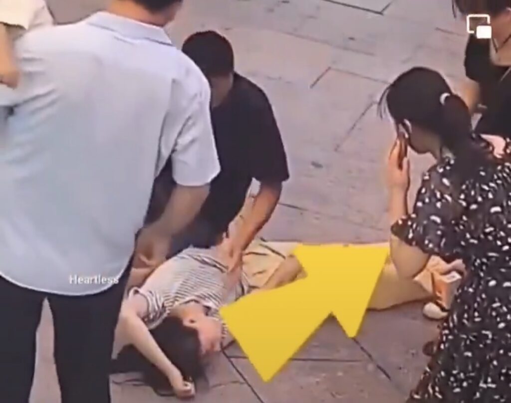 China | Madre queda con grave lesión cerebral tras salvar a su bebé de un fuerte golpe contra el pavimento