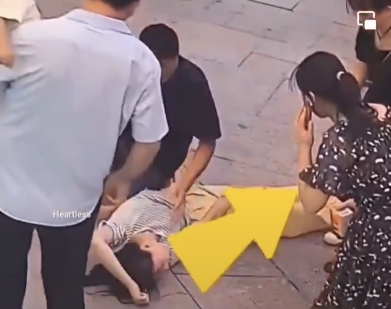 China | Madre queda con grave lesión cerebral tras salvar a su bebé de un fuerte golpe contra el pavimento