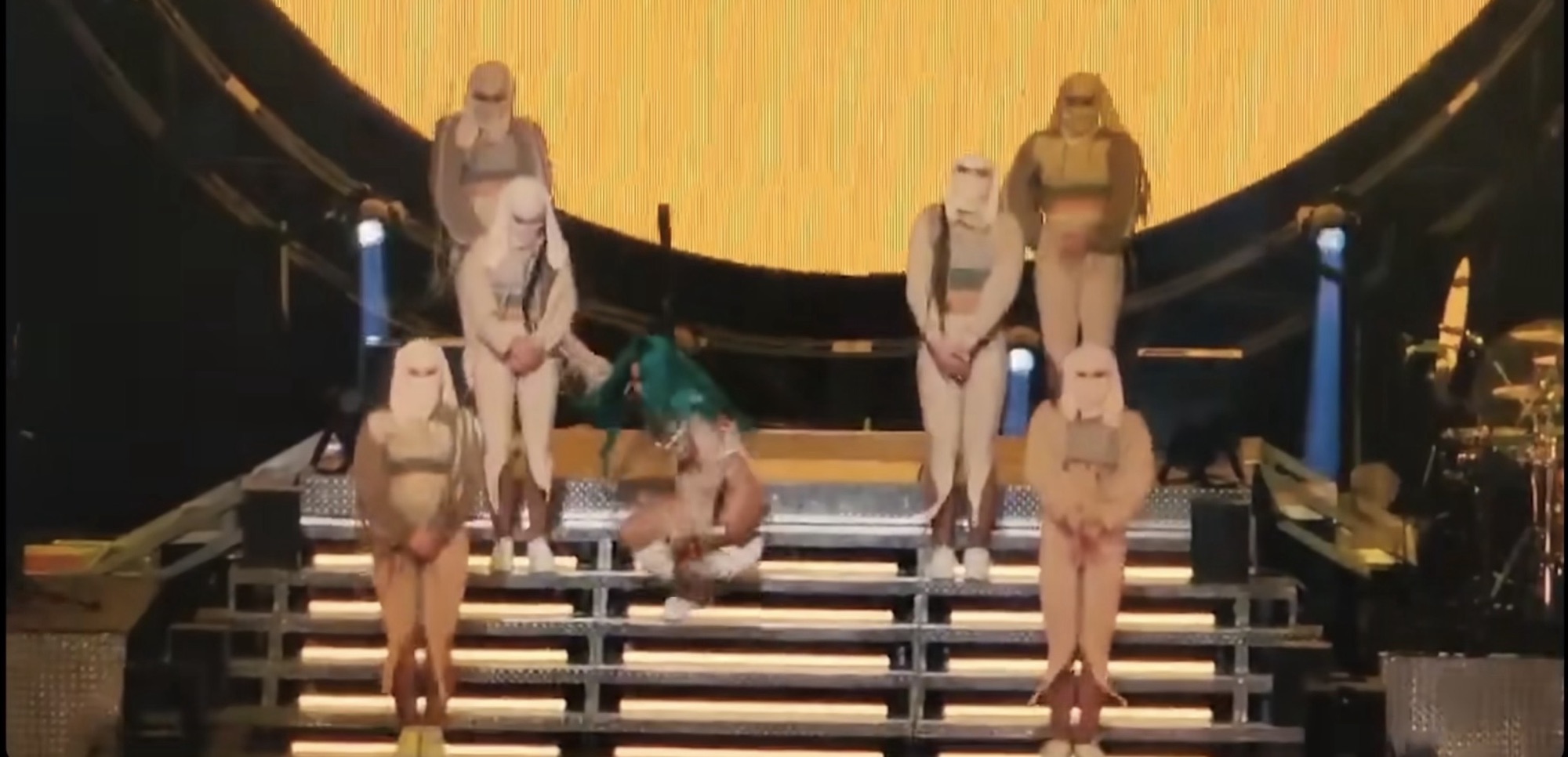 KAROL G SE CAE EN LAS ESCALERAS DEL LEVI’S STADIUM Y SIGUE EL SHOW COMO UNA BICHO-TA
