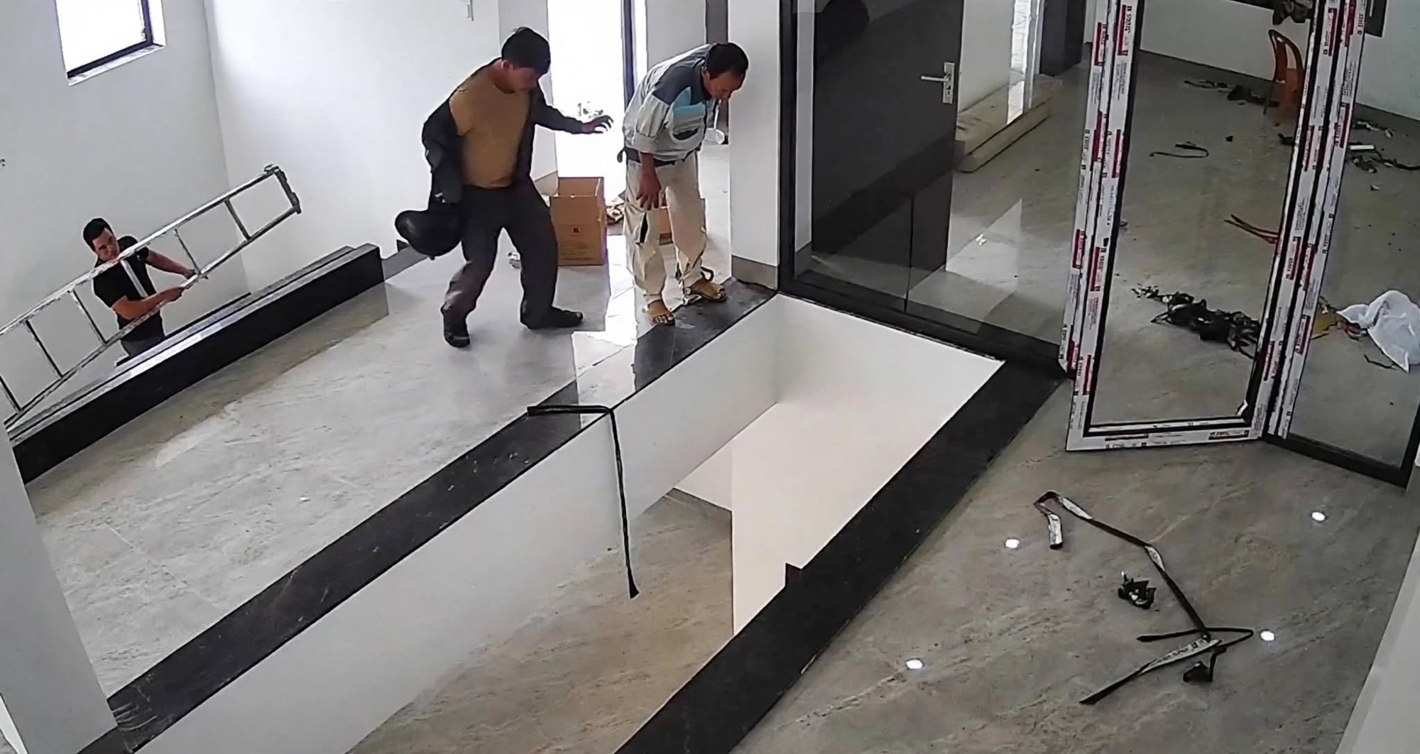 Por ir viendo el celular: hombre cae desde la segunda planta de una construcción