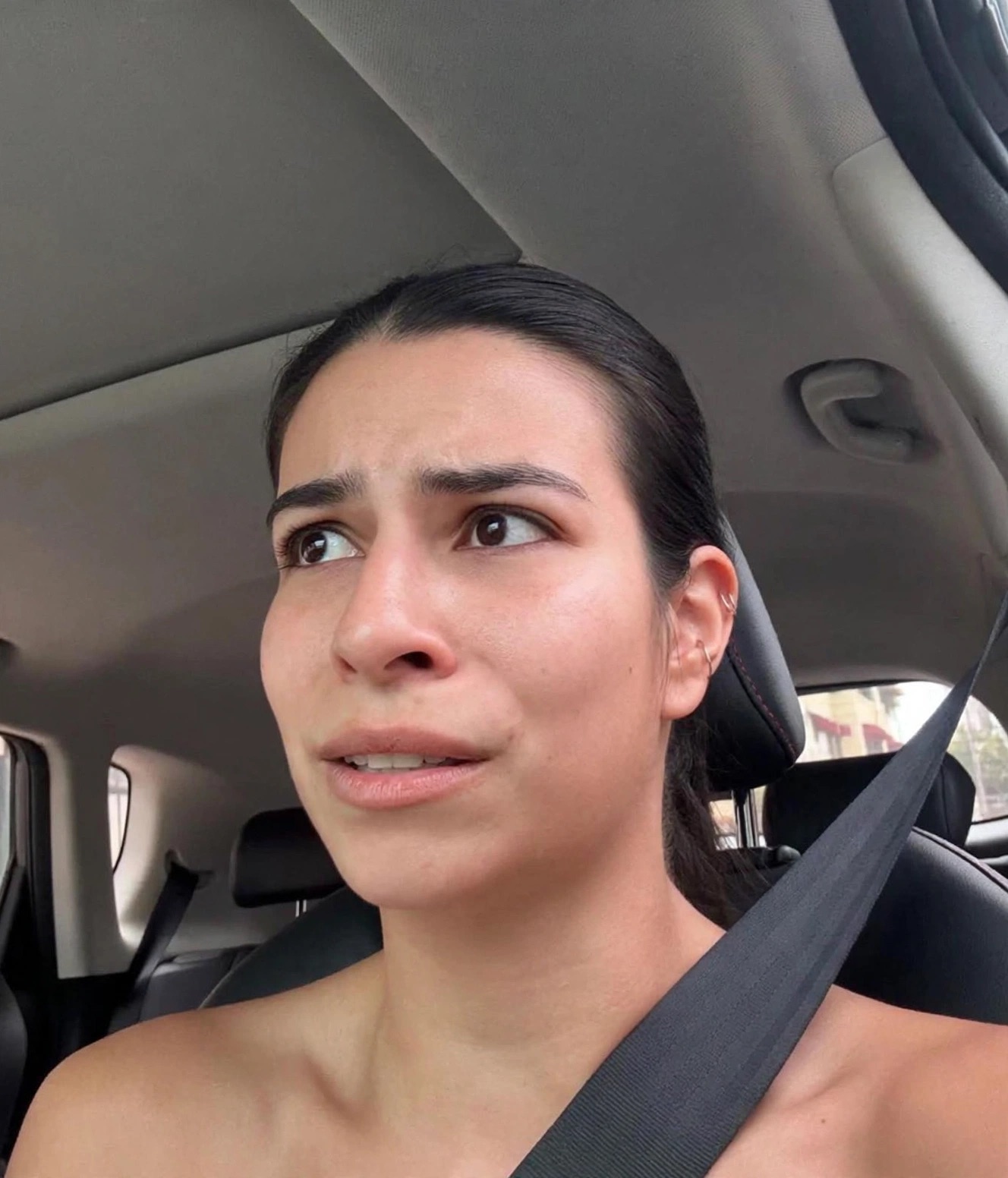Laura Lockward llora tras incómodo incidente con un limpiavidrios en Santo Domingo