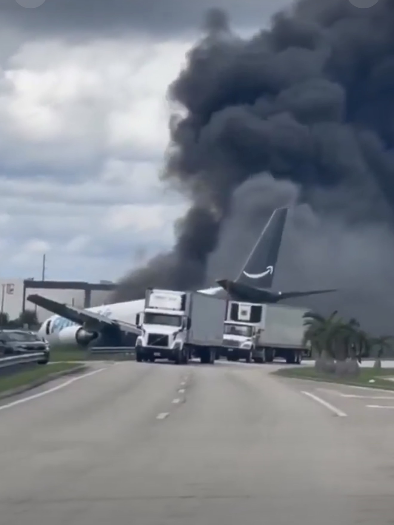 Avión de carga de Amazon Prime Air se sale de la pista en Miami, choca contra vehículos y se incendia; reportan al menos cinco muertos