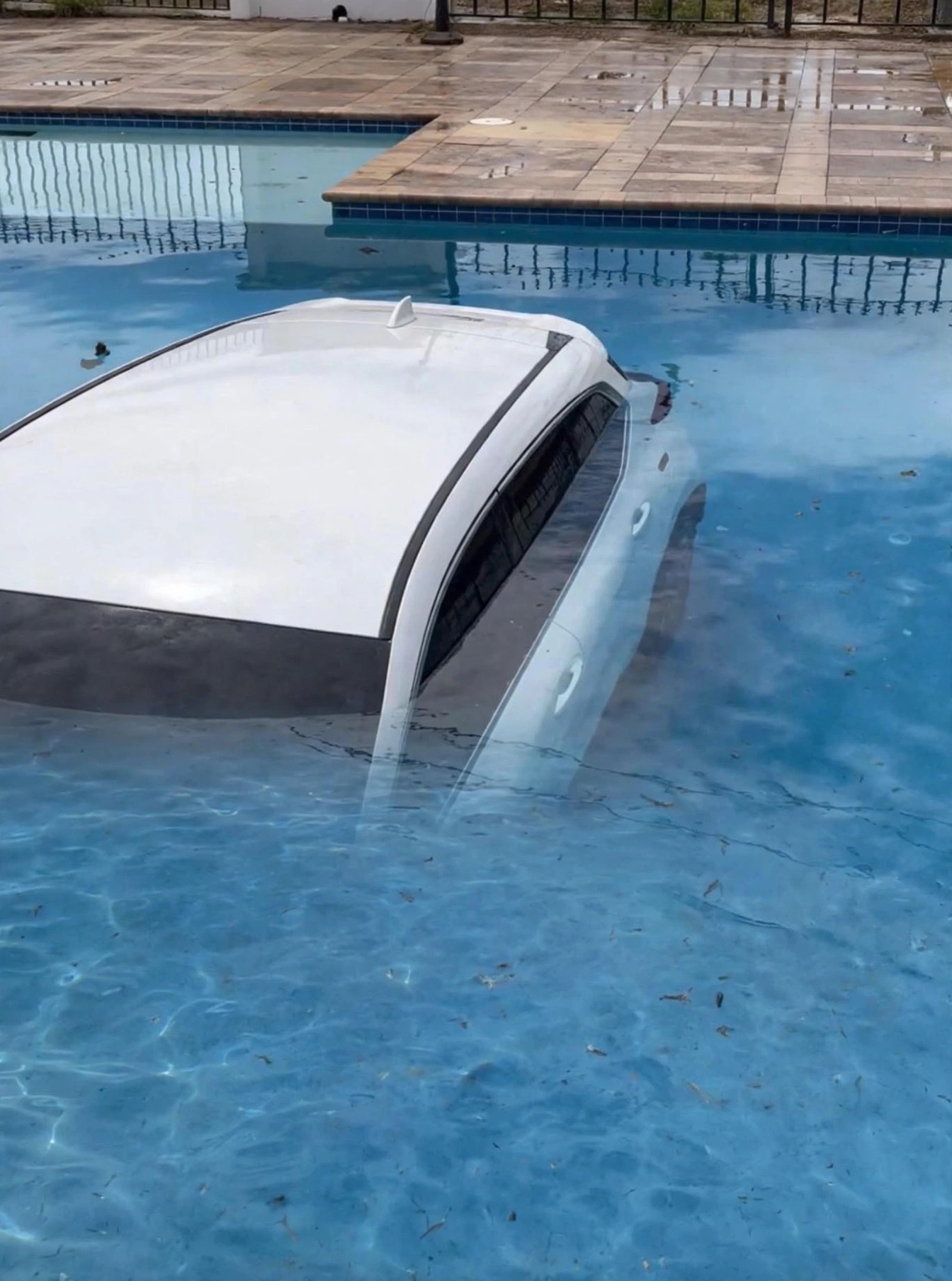 Insólito accidente en Valledupar: Una camioneta termina en la piscina de un conjunto residencial