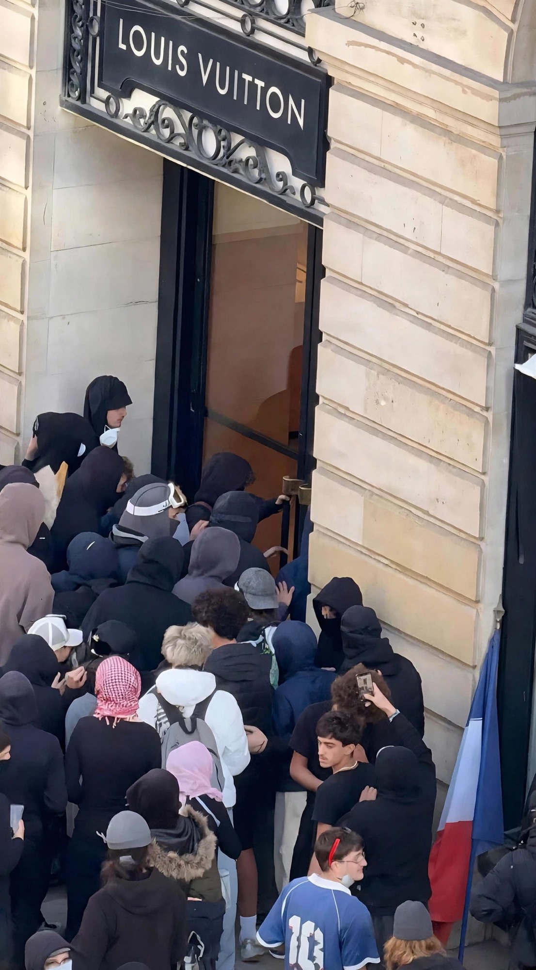 ⁠Saqueos a tiendas de lujo en Francia: Dior, Vuitton y Hermès 1