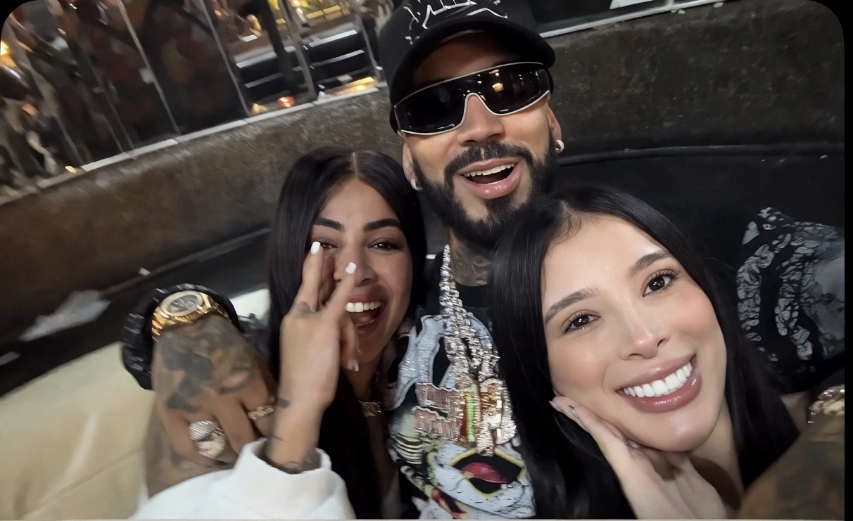 Anuel AA y su novia Fabiana posan con Yailin La Más Viral