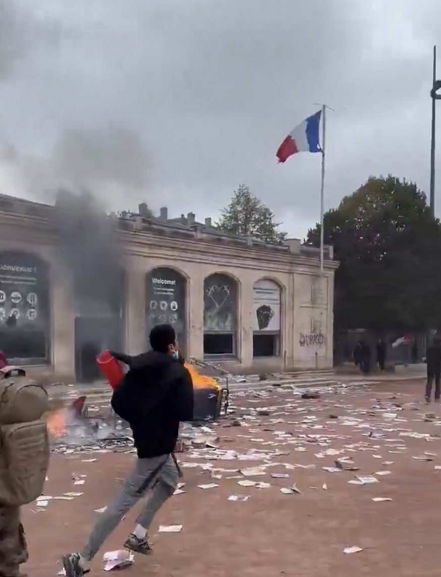 ⁠Incendian oficina de turismo de Lyon en protestas en Francia 1